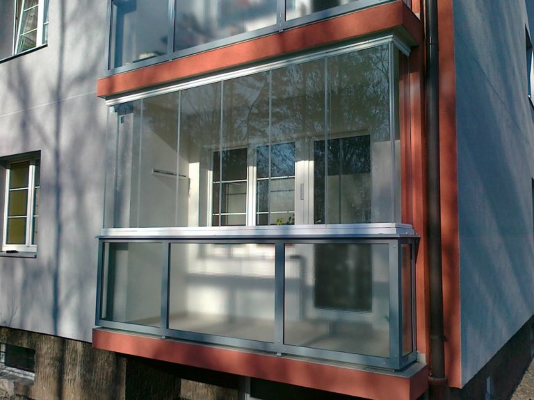 Stylově zařízený zasklený balkon využitelný po celý rok